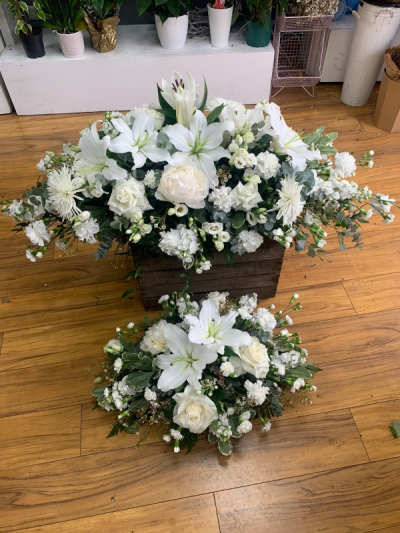 2 piece funeral tribute - 2 piece funeral tribute including 3ft casket spray and a flat posie filled with lots of beautiful pure white flowers but is also available in another colour way if preferred.
Standard-3ft
Medium-4ft
Large-5ft