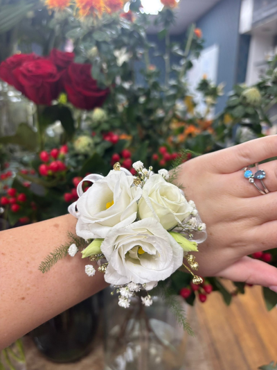 Lisianthus corsage - Please leave in the notes if you would like anything tweaked such as ribbon colour or silver/gold sparkles :)